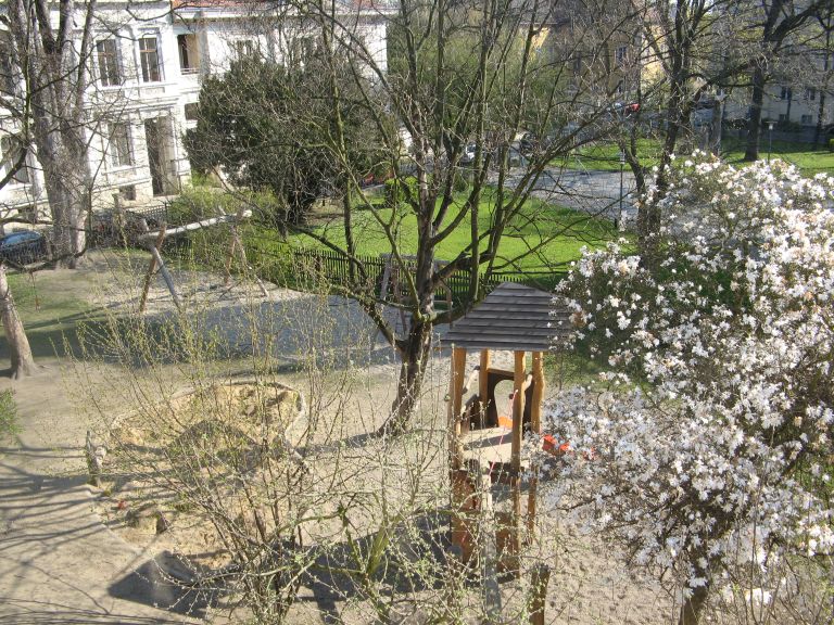 Blick auf Spielplatz von oben klein